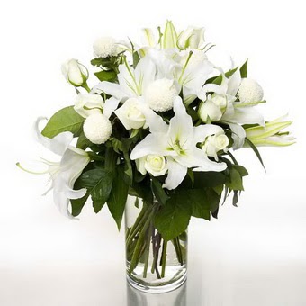  Çorum çiçek gönderme  1 dal cazablanca 7 adet beyaz gül vazosu