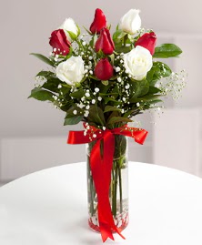 5 kırmızı 4 beyaz gül vazoda  Çorum 14 şubat sevgililer günü çiçek 