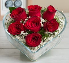 Kalp içerisinde 7 adet kırmızı gül  Çorum çiçek gönderme 