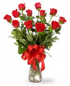  Çorum hediye çiçek yolla  12 adet kırmızı güllerden vazo tanzimi